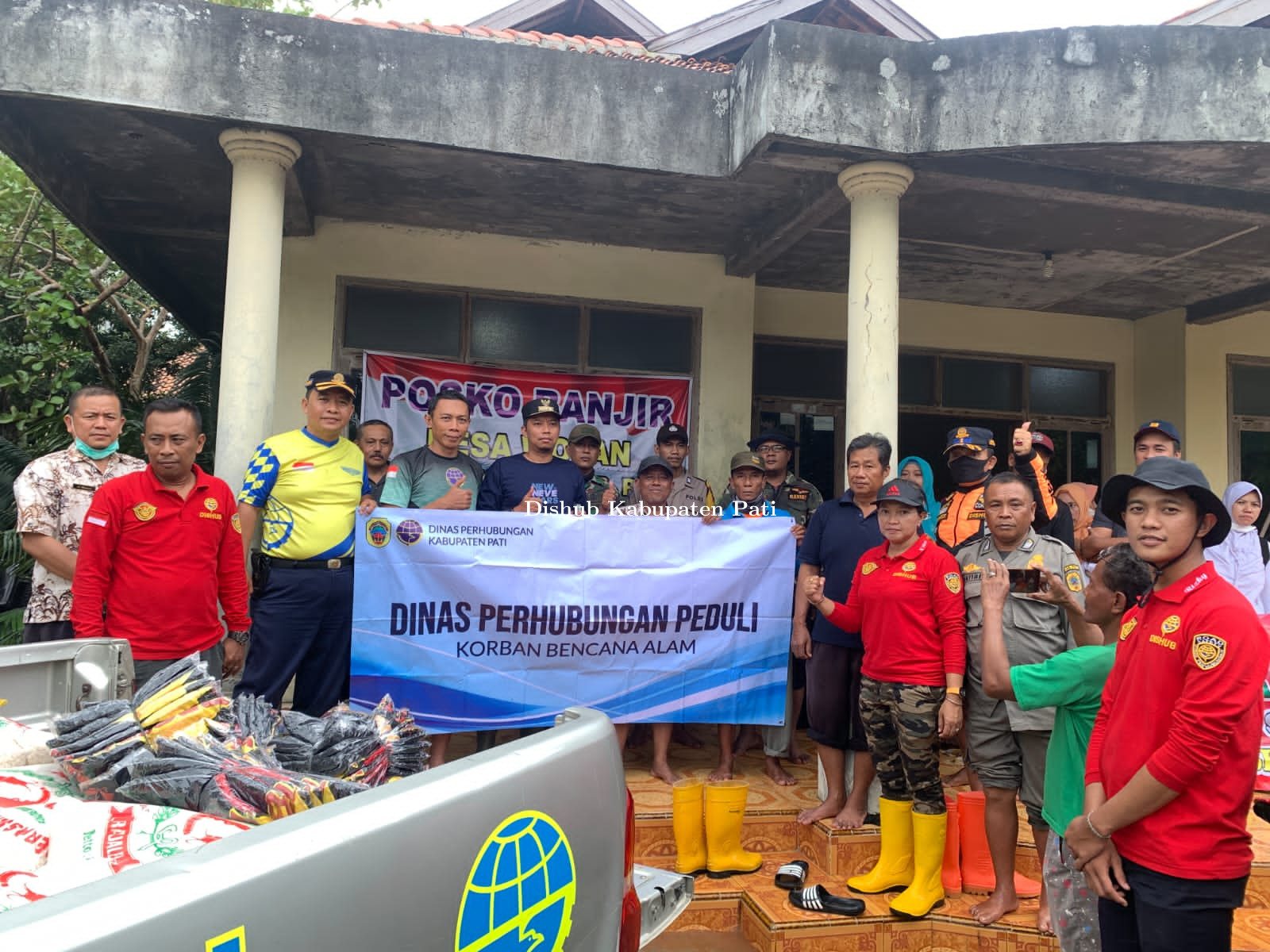 Dishub Kabupaten Pati memberi bantuan kepada warga terdampak banjir